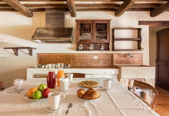 L’ingresso principale, al piano terra, immette nella cucina di servizio – Villa Poderina