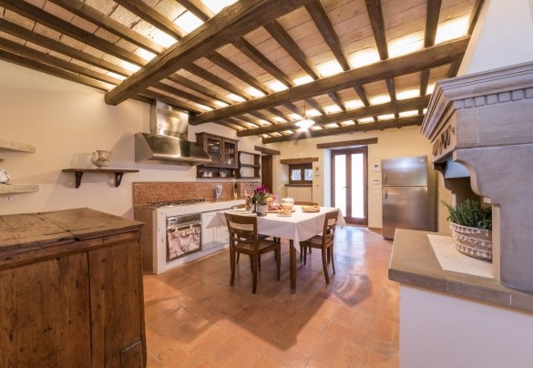 L’ingresso principale, al piano terra, immette nella cucina di servizio – Villa Poderina