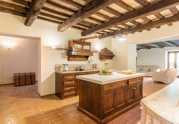 Cucina con isola centrale – Villa Poderina