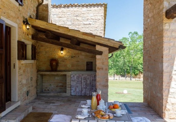 La ristrutturazione del casale è stata condotta con particolare cura delle forme architettoniche e attenzione nei dettagli – Villa Poderina