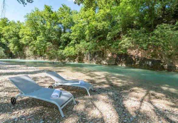 Per gli amanti della natura una spiaggetta privata, sulle rive del fiume Candigliano – Villa Poderina