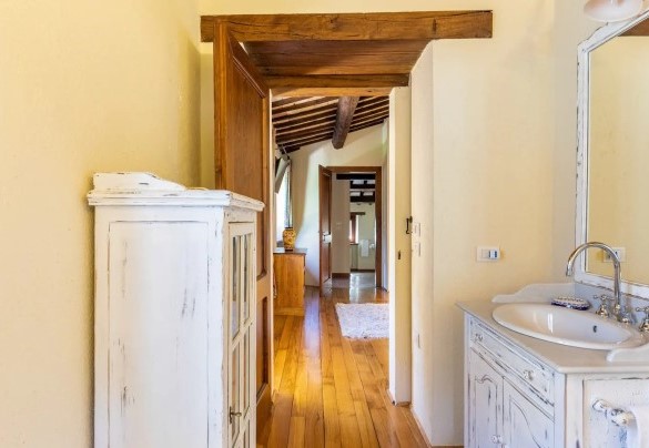 Bagno en-suite con vasca idromassaggio al piano terra – Villa Poderina