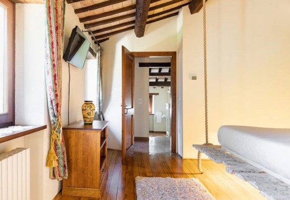 Camera matrimoniale con letto sospeso con corde di juta al piano terra – Villa Poderina