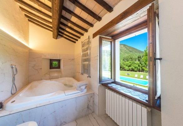 Bagno en-suite con vasca idromassaggio al piano terra – Villa Poderina