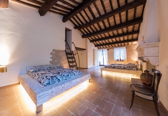 Camera matrimoniale con letti aggiuntivi al piano terra – Villa Poderina