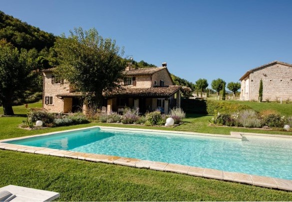 La piscina si trova di fronte al portico e gode di un panorama incantevole sul fiume Candigliano – Villa Poderina