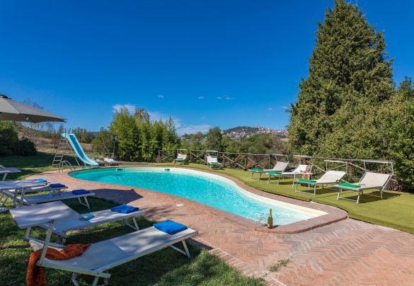 La piscina è collocata all'interno del parco della proprietà - Villa Poggiente