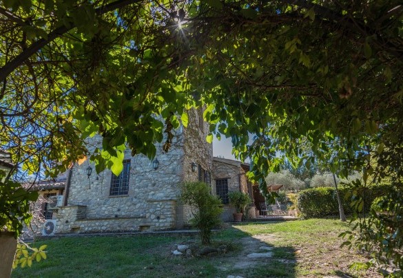 Il retro del casale - Villa Poggiente