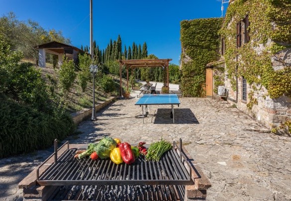 Il barbecue in muratura adiacente alla zona per mangiare all'aperto - Villa Poggiente