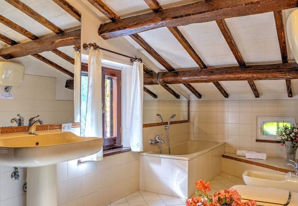 Bagno con vasca e doccia al primo piano - Villa Poggiente