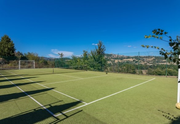 A circa 50 m dal casale si trova un campo da tennis privato di dimensioni regolamentari in manto sintetico - Villa Poggiente