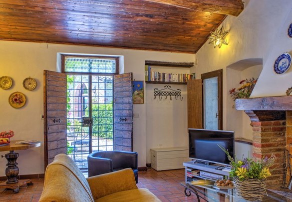 Salotto con caminetto, al piano terra, adiacente alla cucina - Villa Poggiente