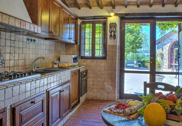 Cucina con uscita diretta verso il giardino - Villa Poggiente