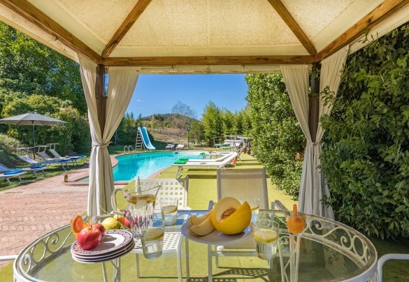 Il gazebo a pochi metri dalla piscina - Villa Poggiente