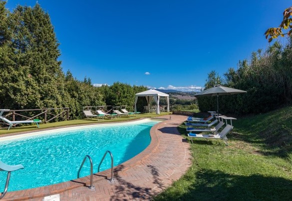 L’accattivante zona solarium contorna la piscina - Villa Poggiente