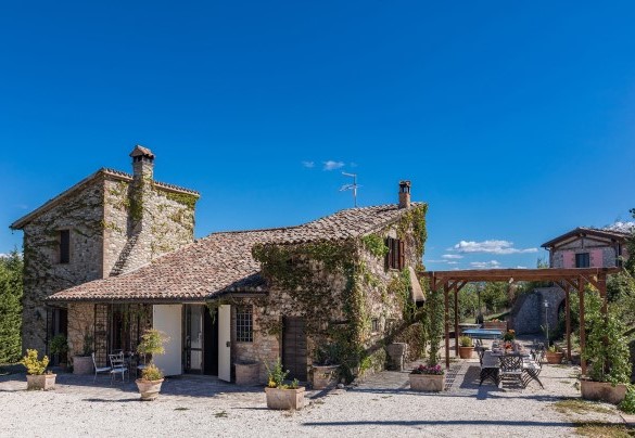 La villa e sullo sfondo l'annesso - Villa Poggiente