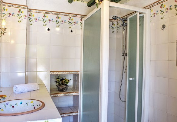 Bagno di servizio con doccia al piano terra, con entrata solo dall'esterno - Villa Poggiente