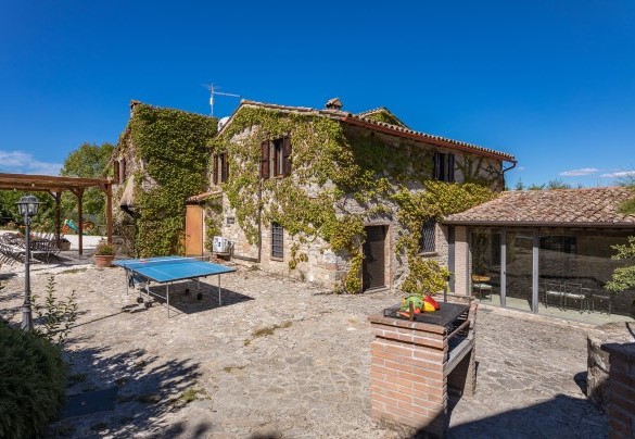 Fra il casale e l’annesso si trova un ampio gazebo arredato con sedie, tavolo, barbecue in muratura e forno a legna - Villa Poggiente