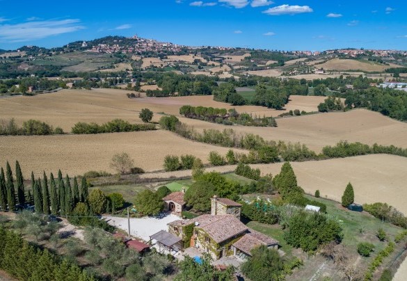 La proprietà con Todi in primo piano - Villa Poggiente