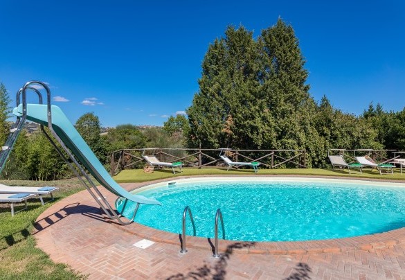 La piscina è corredata da uno scivolo - Villa Poggiente