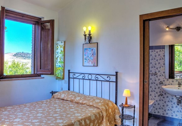 Camera matrimoniale (letto largo 1,40m) al primo piano nella torretta - Villa Poggiente