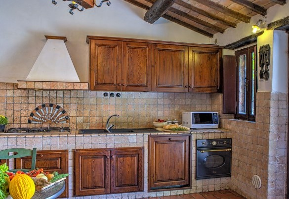 La cucina si trova al piano terra nella casa principale - Villa Poggiente