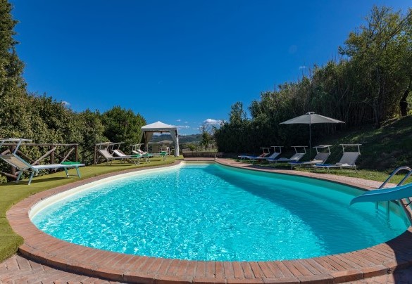 La piscina abbracciata dal verde giardino - Villa Poggiente