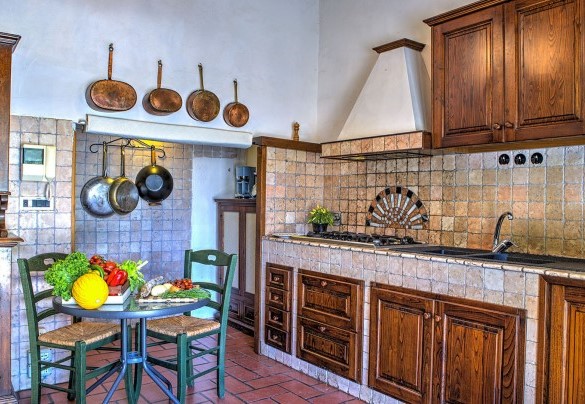 Cucina in muratura ben attrezzata - Villa Poggiente