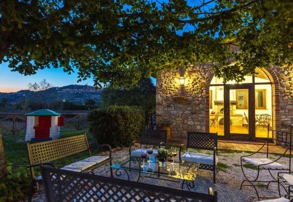 La proprietà si adagia sulle dolci colline nelle immediate vicinanze di Todi - Villa Poggiente