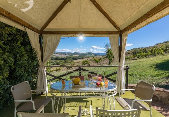 Il romantico gazebo in zona piscina - Villa Poggiente
