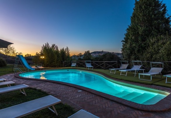 La panoramica piscina illuminata di notte - Villa Poggiente