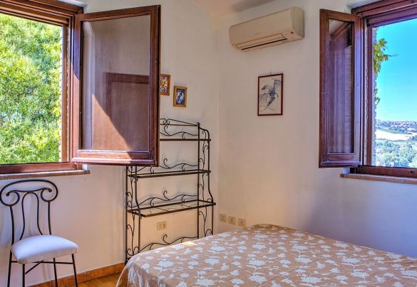 Camera matrimoniale (letto largo 1,40m) al primo piano nella torretta - Villa Poggiente