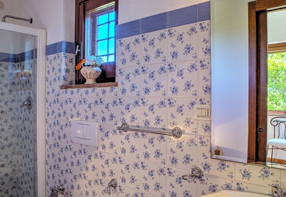 Bagno en suite con doccia al primo piano nella torretta - Villa Poggiente
