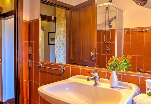 Bagno con doccia al primo piano - Villa Poggiente