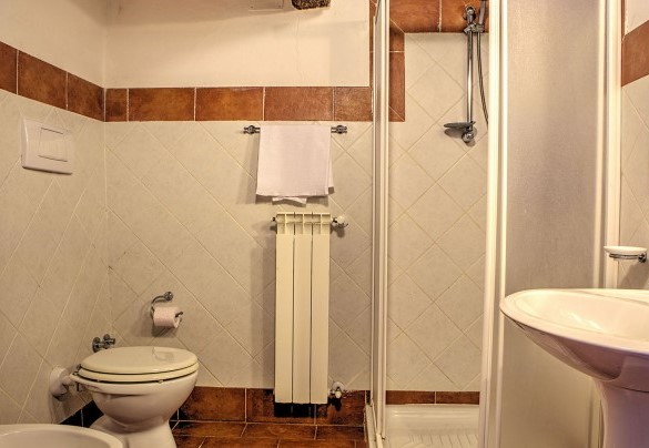 Bagno con doccia al piano terra - Villa Poggiente