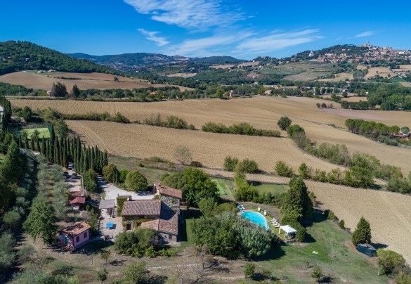 Il casale abbracciato dalle colline circonstanti - Villa Poggiente