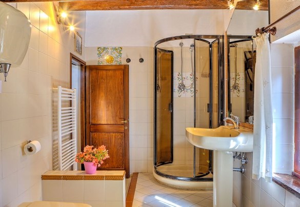 Bagno con vasca e doccia al primo piano - Villa Poggiente