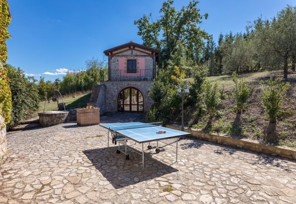 Il tavolo da ping pong posizionato davanti all'annesso - Villa Poggiente