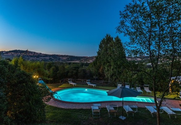 La piscina e sullo sfondo la cittadina di Todi - Villa Poggiente
