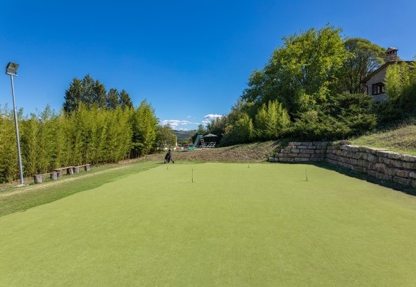 Adiacente alla piscina si trova il campo pratica da golf (Putt Green) con 6 buche - Villa Poggiente