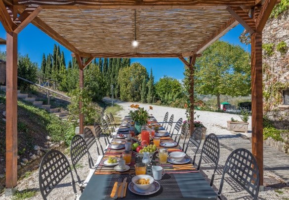 La pergola ombreggia il tavolo esterno - Villa Poggiente