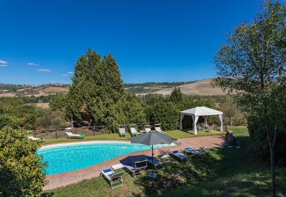 La piscina è situata su un terrazzamento inferiore rispetto al casale - Villa Poggiente