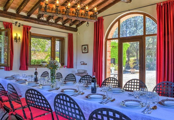 La sala da pranzo con il tavolo imbandito per pranzi immportanti - Villa Poggiente