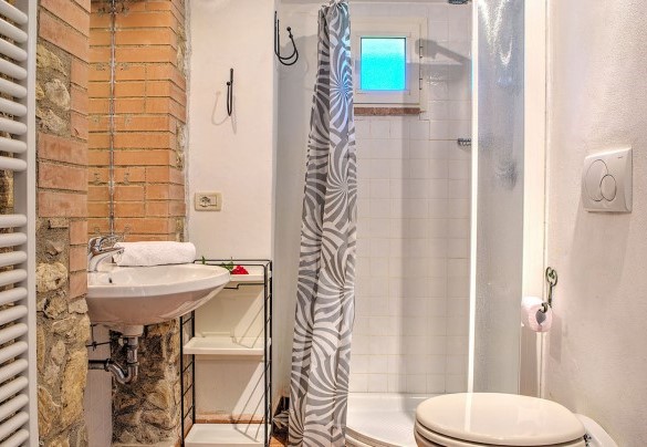Bagno en suite con doccia al piano terra - Villa Poggiente