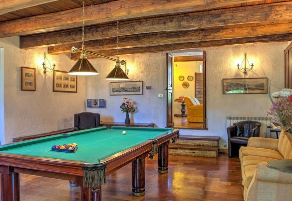 La sala biliardo nella casa principale - Villa Poggiente