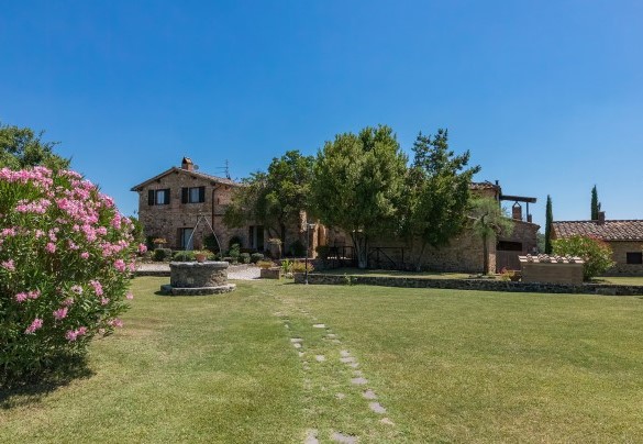 Il parco di pertinenza si sviluppa per un perimetro di circa 3500 mq - Villa Poggio Bonelli