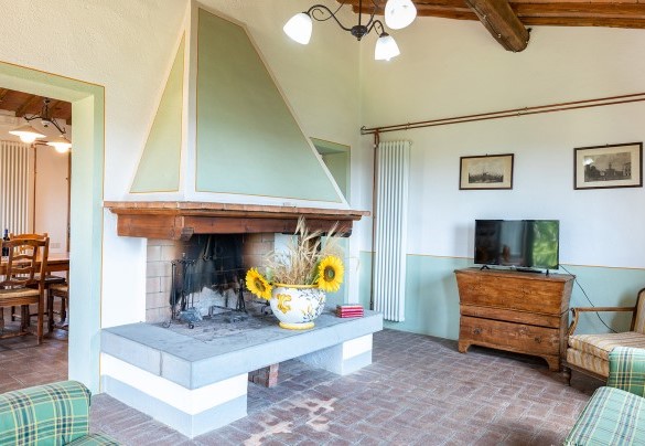 Soggiorno con camino ornamentale- Villa Poggio Bonelli