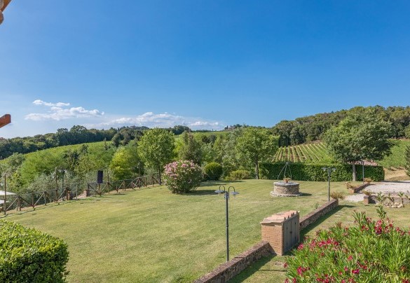  All’interno dell’azienda agricola a prevalente vocazione biologica si produce olio e vino - Villa Poggio Bonelli