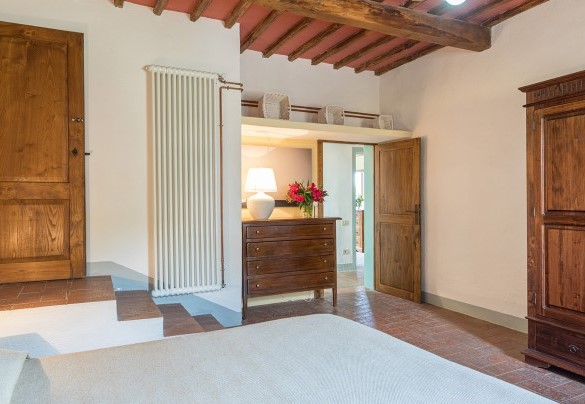 Camera matrimoniale con letto divisibile al primo piano di passaggio con due porte di accesso- Villa Poggio Bonelli