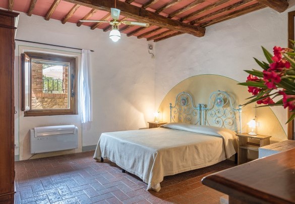 Camera matrimoniale con letto divisibile al primo piano di passaggio con due porte di accesso- Villa Poggio Bonelli